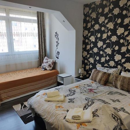 White Black Rooms Хунедоара Екстер'єр фото