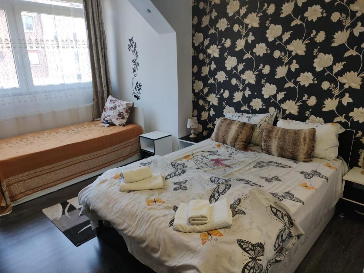 White Black Rooms Хунедоара Екстер'єр фото