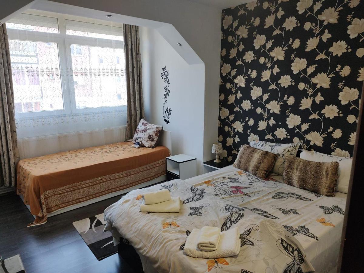 White Black Rooms Хунедоара Екстер'єр фото