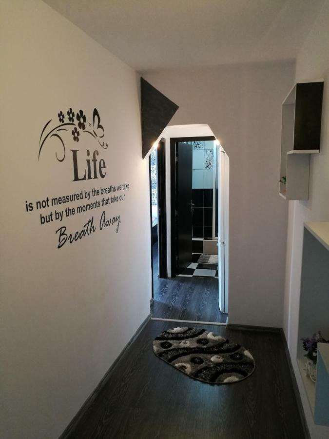 White Black Rooms Хунедоара Екстер'єр фото
