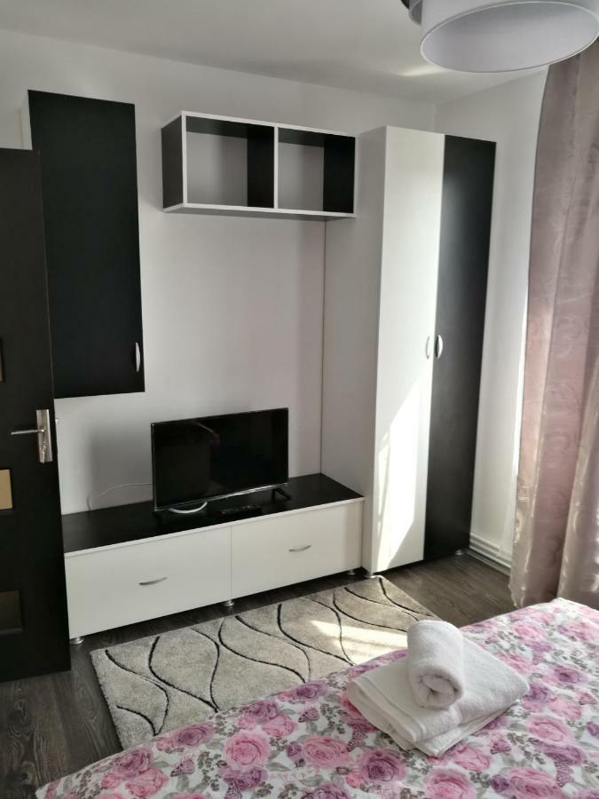 White Black Rooms Хунедоара Екстер'єр фото