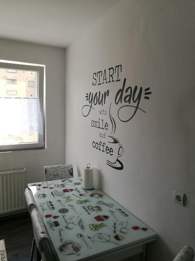 White Black Rooms Хунедоара Екстер'єр фото