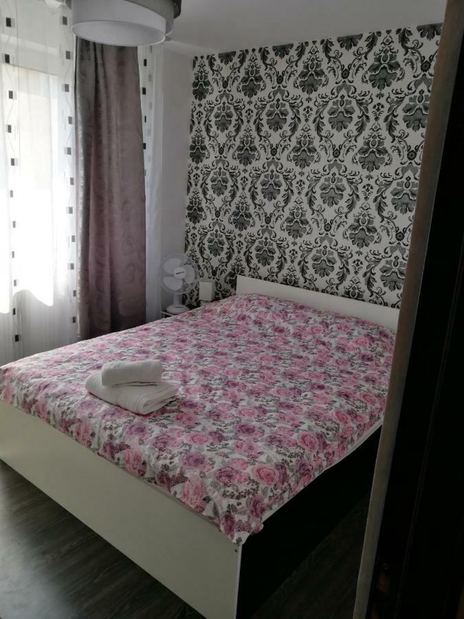 White Black Rooms Хунедоара Екстер'єр фото