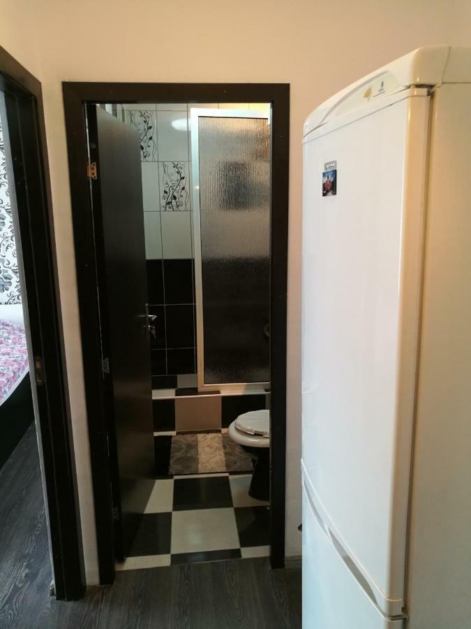 White Black Rooms Хунедоара Екстер'єр фото