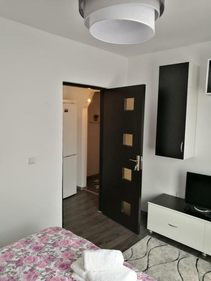 White Black Rooms Хунедоара Екстер'єр фото